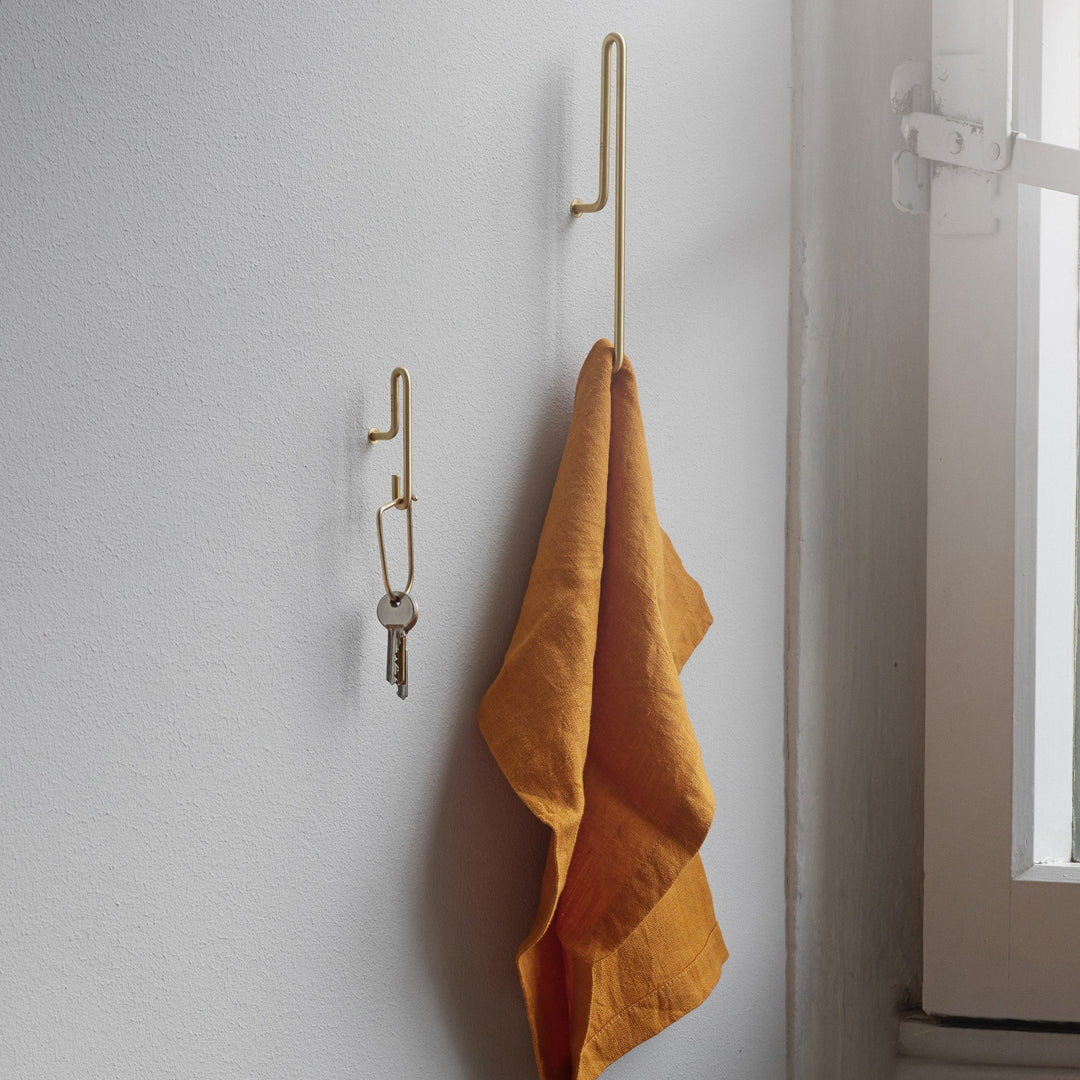 上部の緩やかなカーブと下部の小さな返し。機能美が宿るデザインです。