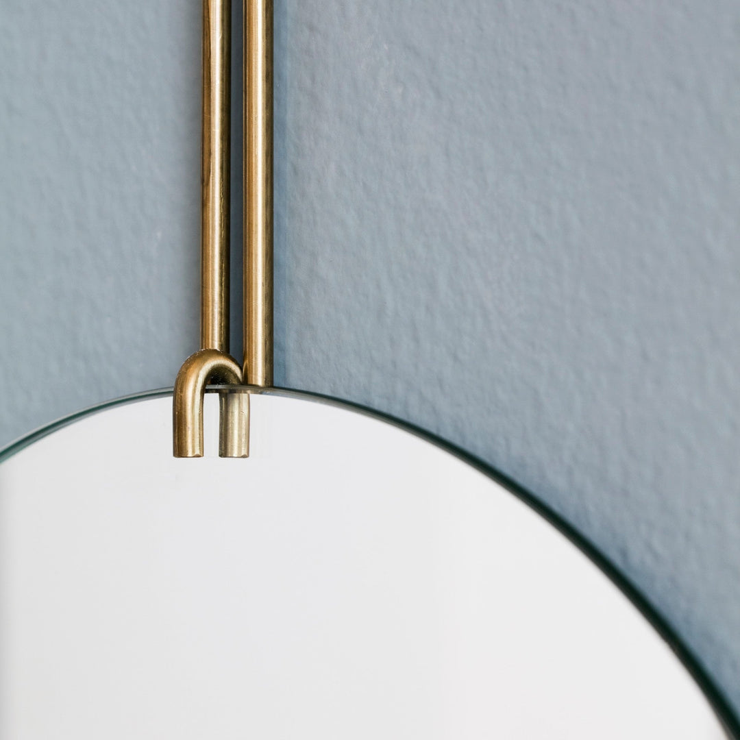 U字金具で上部から固定することで、ミラーの落下を防いでいます。