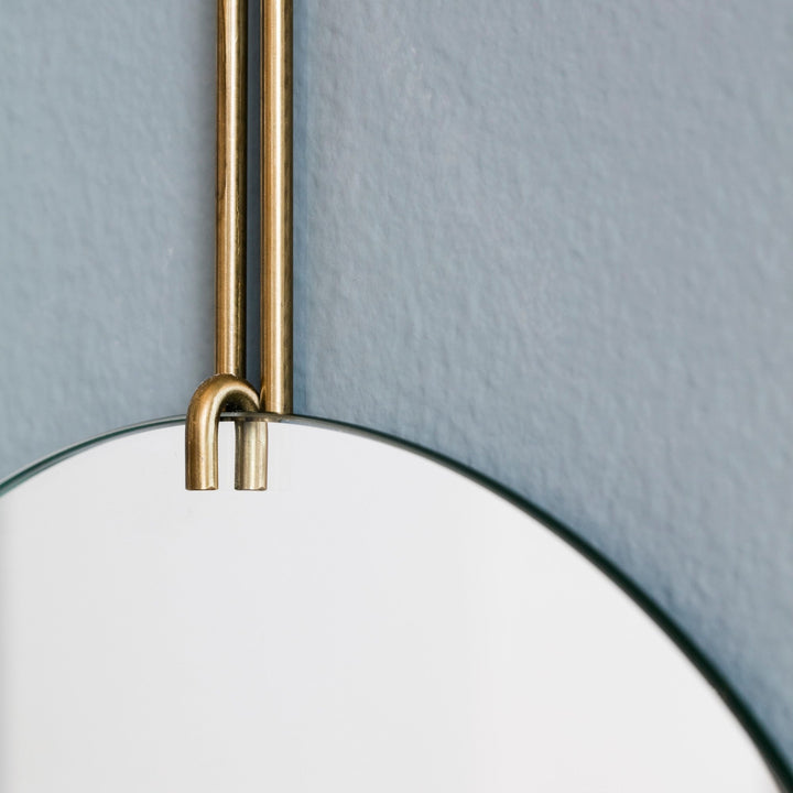 U字金具で上部から固定することで、ミラーの落下を防いでいます。