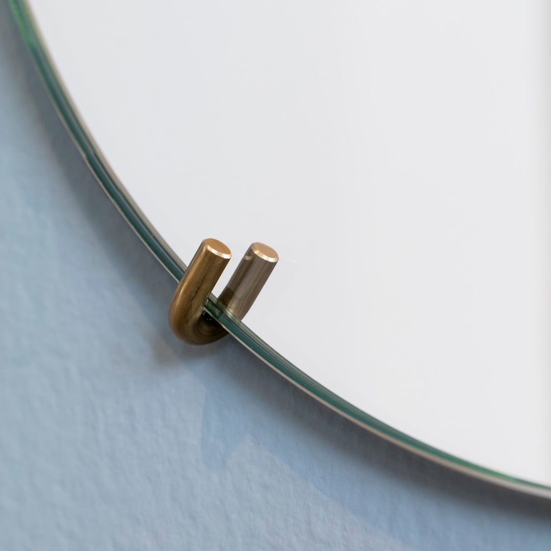 壁にワイヤーフレームを取り付け、ミラーを載せるだけの手軽な設置方法。