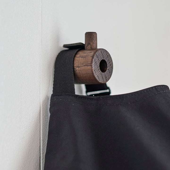 スモークドオークは、黒に近い深い色味で、木目がほのかに見える落ち着いた風合い。