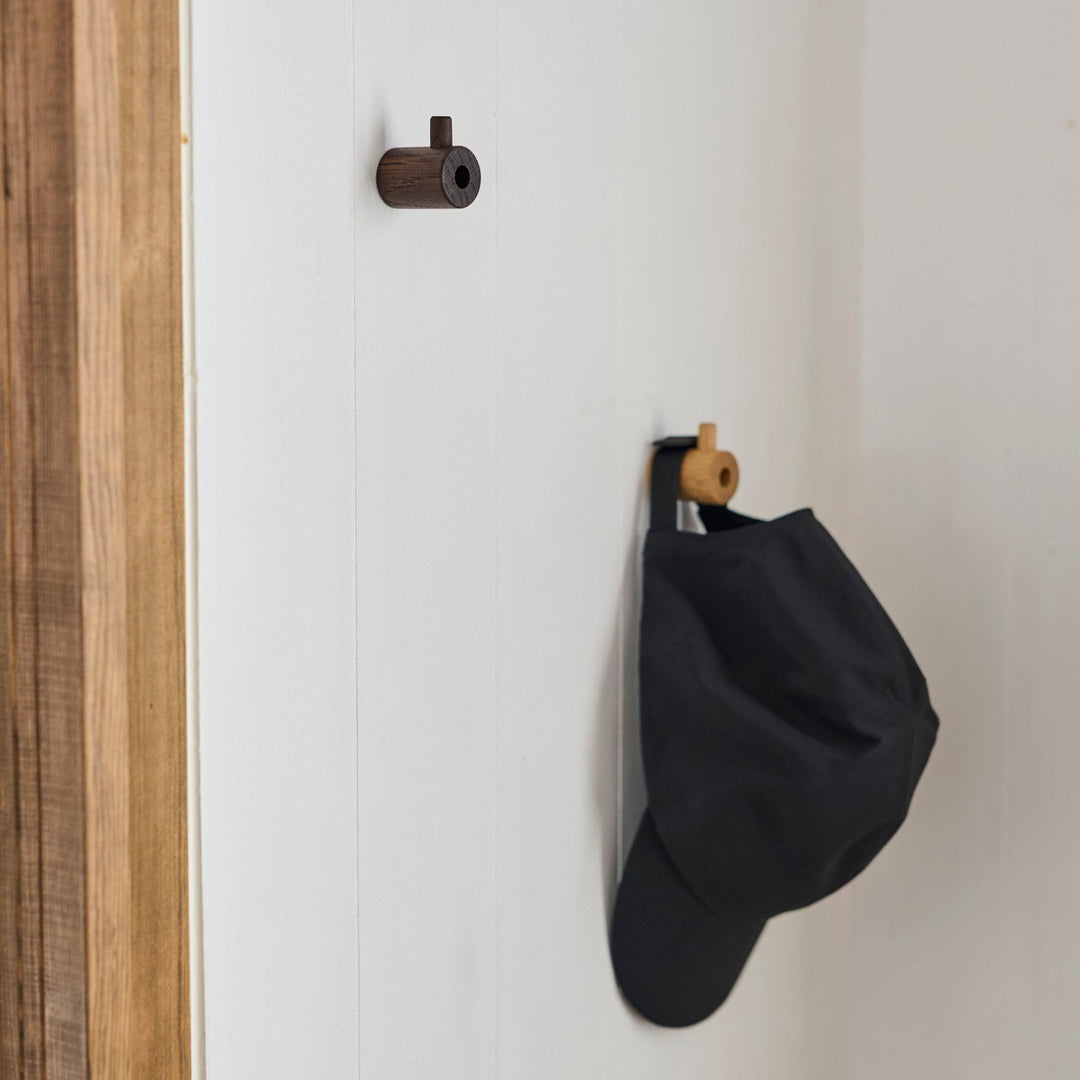 2つの円柱パーツだけで構成された、ミニマルなデザインの木製フックです。