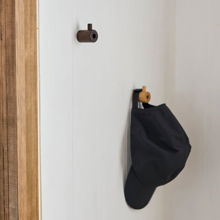 2つの円柱パーツだけで構成された、ミニマルなデザインの木製フックです。