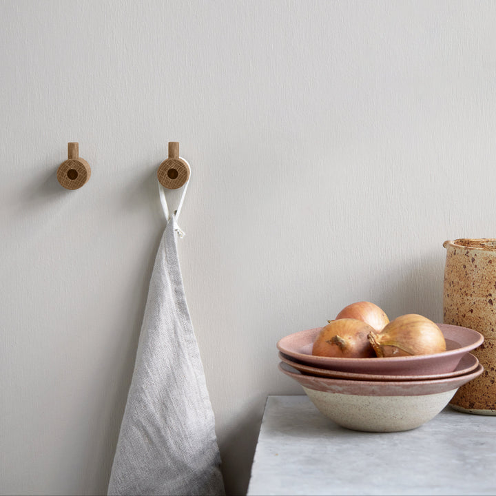 幅3.8×奥行4.2×高さ2.8cm。コンパクトで、どこにでも馴染みます。