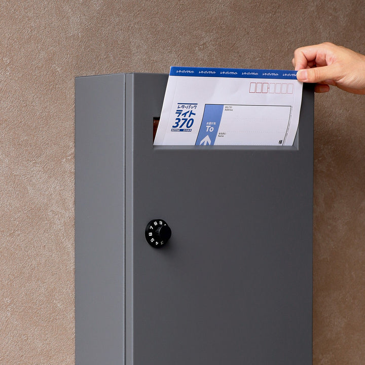 投函口は幅26.0cm、奥行き2.9cm。茶封筒角型2号やレターパックライトに対応しています。