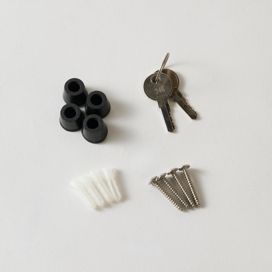 付属品：鍵×2本、木ネジ×4、アンカー×4、スペーサー×4