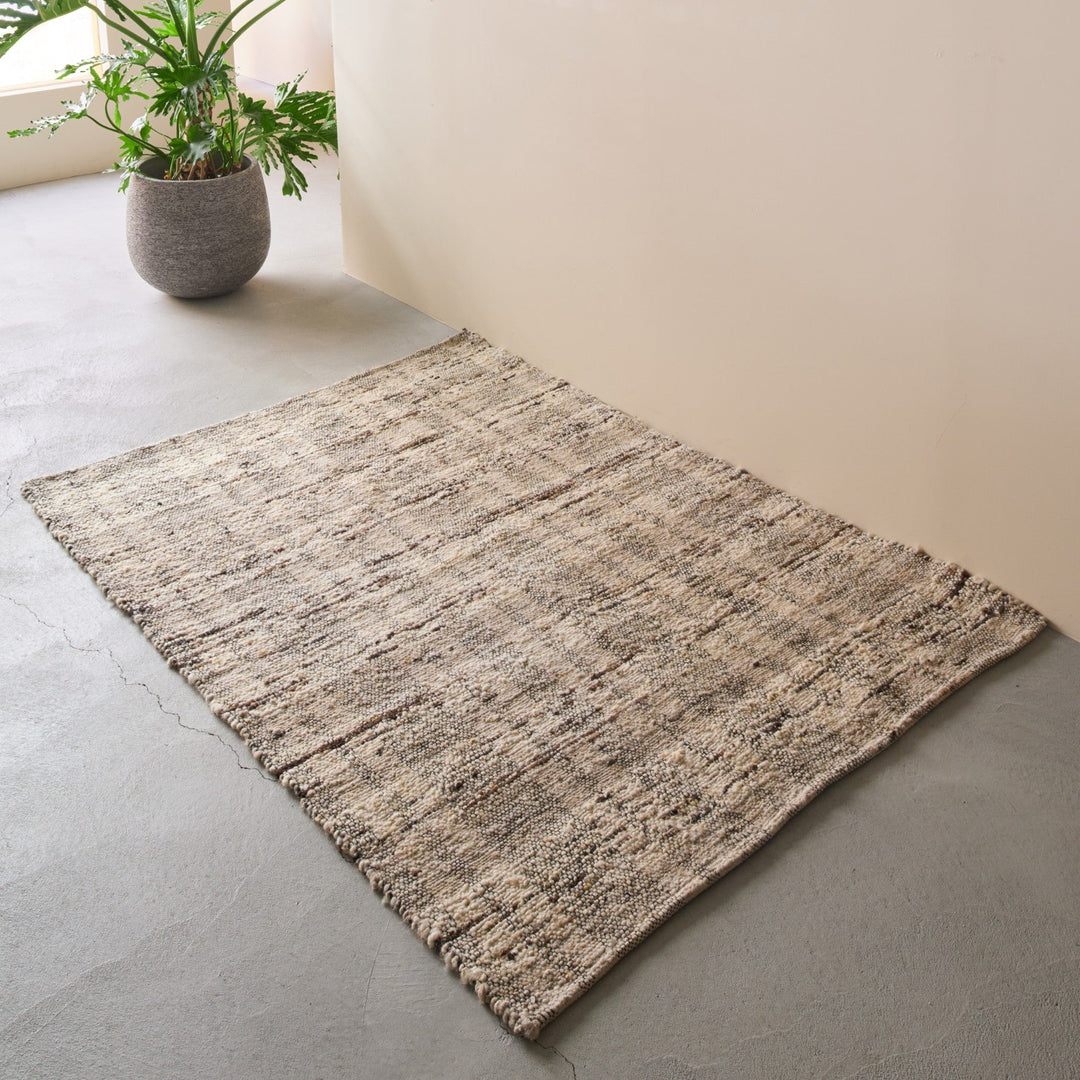 サイズは140×200cm。ソファ前やダイニングにも敷きやすいサイズ。
