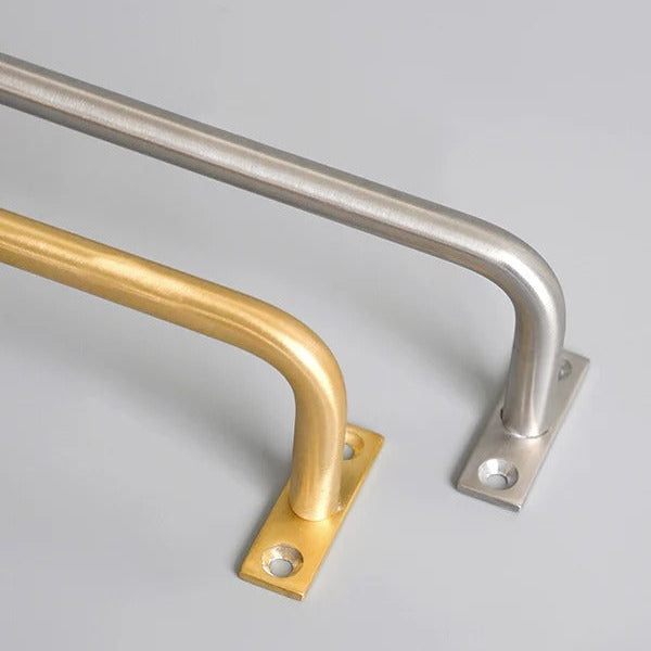 StainlessとBrassの2素材から、空間に合う表情を選べます。