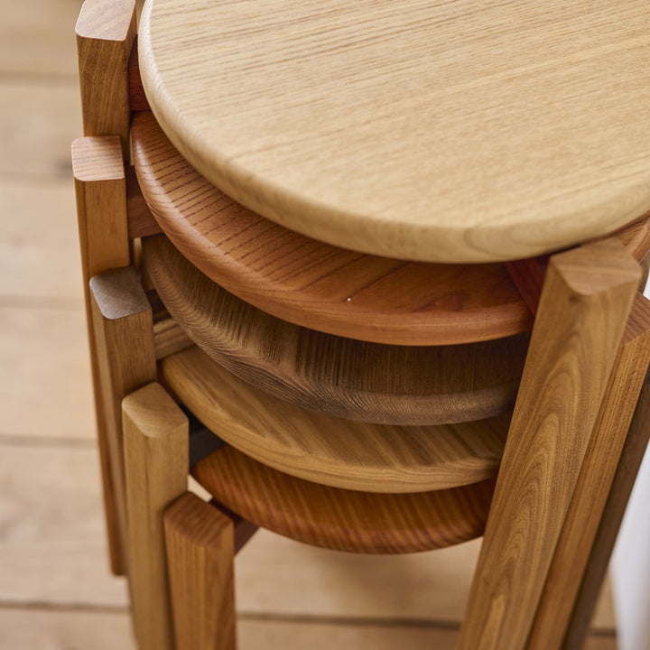 天然木ならではの木目や節の模様、色合いの個体差も魅力のひとつ。