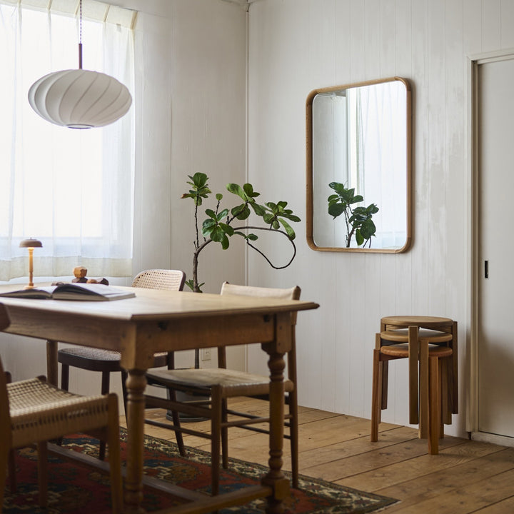 解体される家屋や製材所の古材をレスキューし作られた、notonly のスツール。