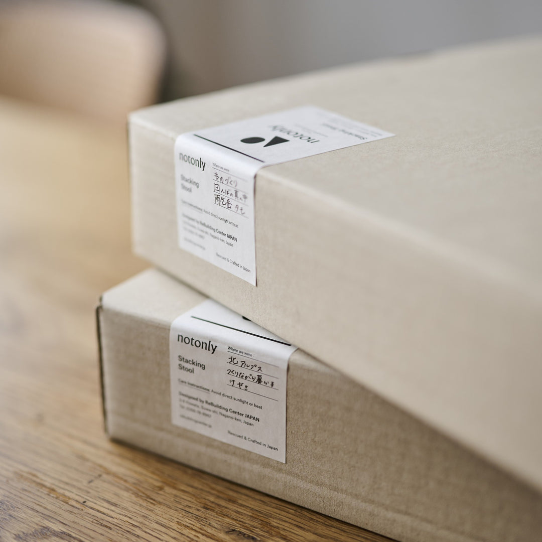 100%リサイクル素材のボックス入り。Memory tagにはレスキューされた場所が記されています。