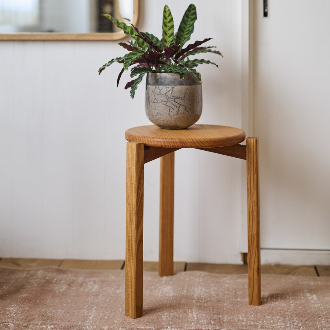 座面と脚をつなぐパーツには硬い木材を採用。（家づくり　いつの日か　松本　けやき）