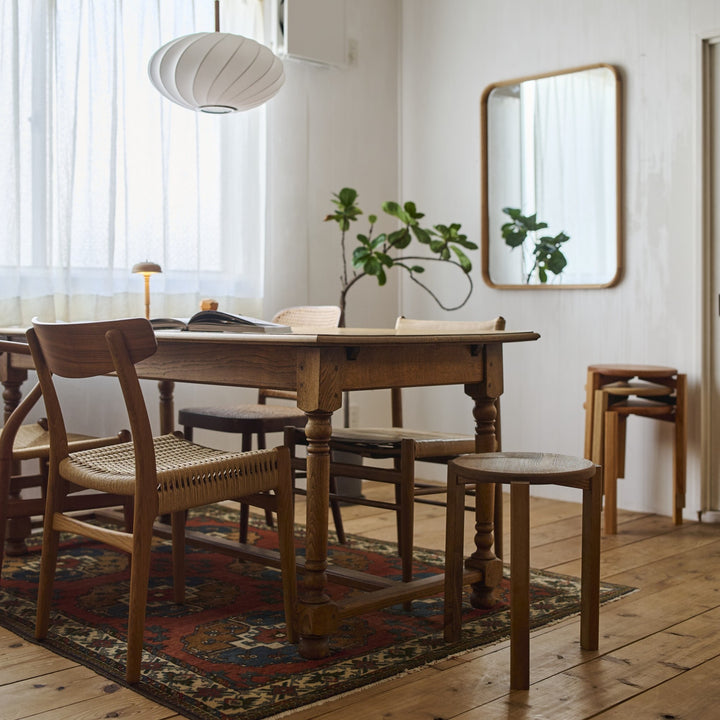 3本脚で軽く、コンパクト。スタッキング可能なので重ねておけば場所を取りません。