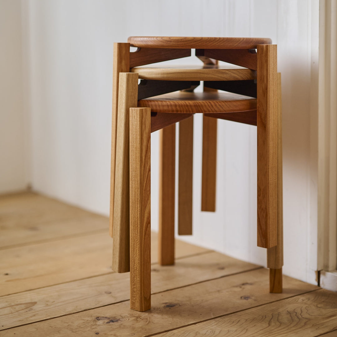 スタッキングした姿が美しく、空間に心地よい余白をつくってくれます。