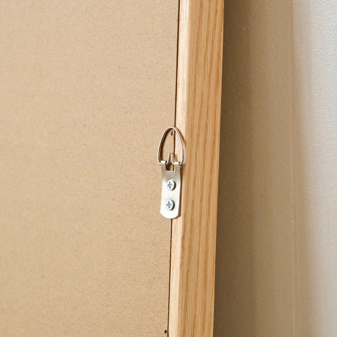 壁掛け用金具アップ。壁面に取り付けるビスも付属しています。