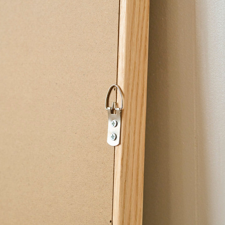 壁掛け用金具アップ。壁面に取り付けるビスも付属しています。