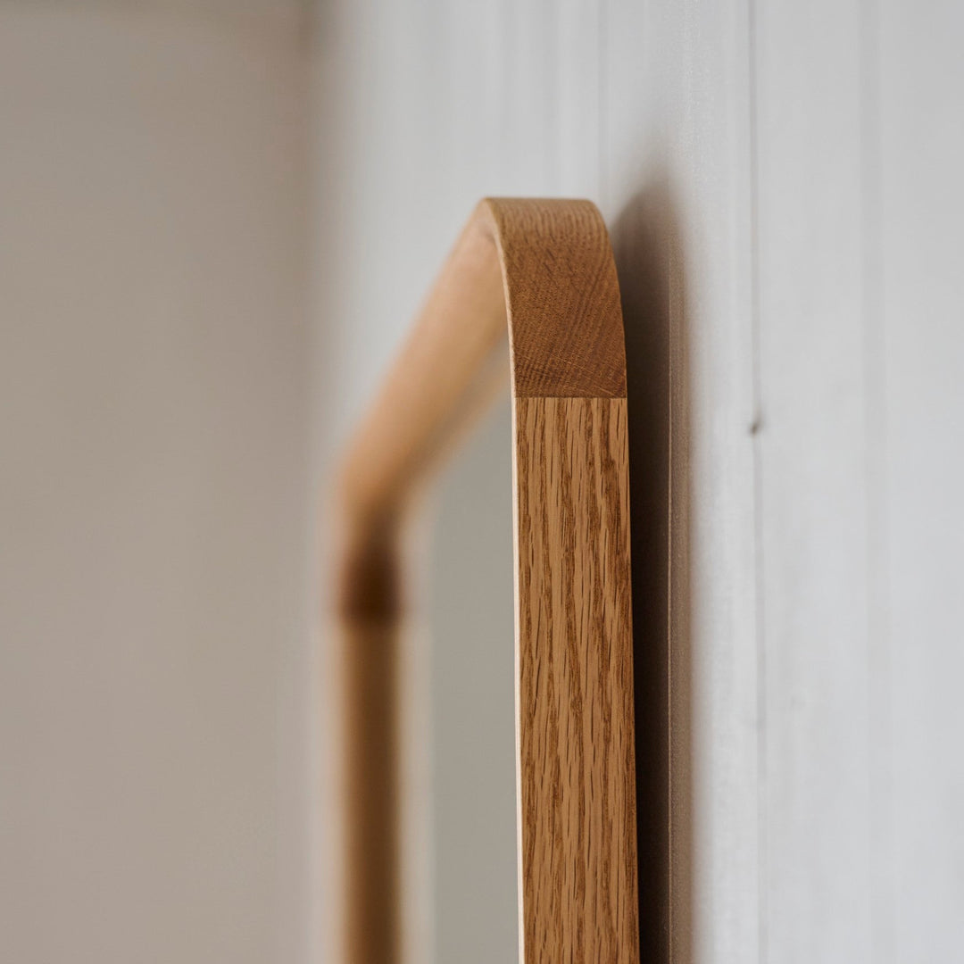 木材同士をつなぐフィンガージョイントが、控えめながら表情のアクセントに。