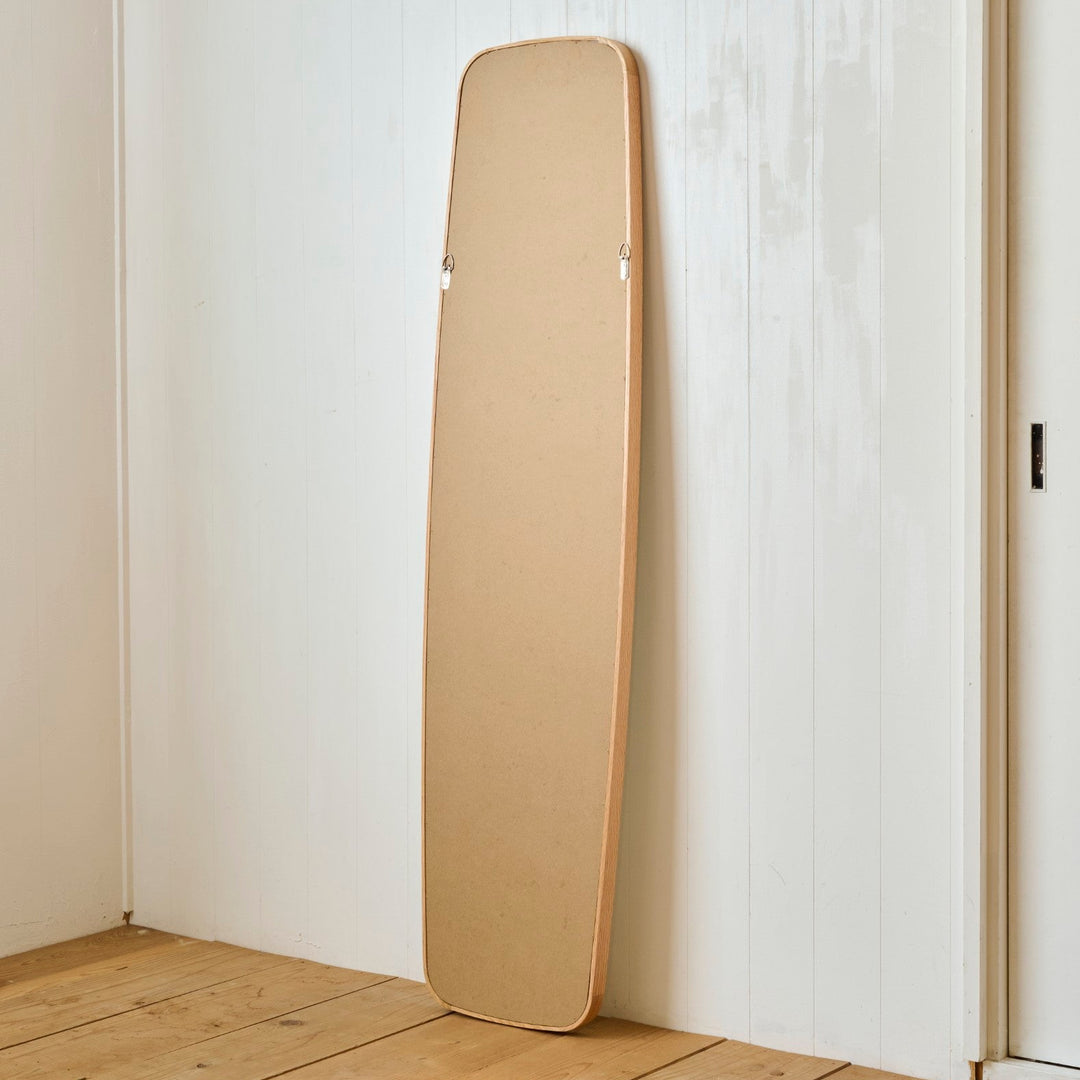 裏面アップ。サイド２か所に壁掛け用の金具が取り付けられています。