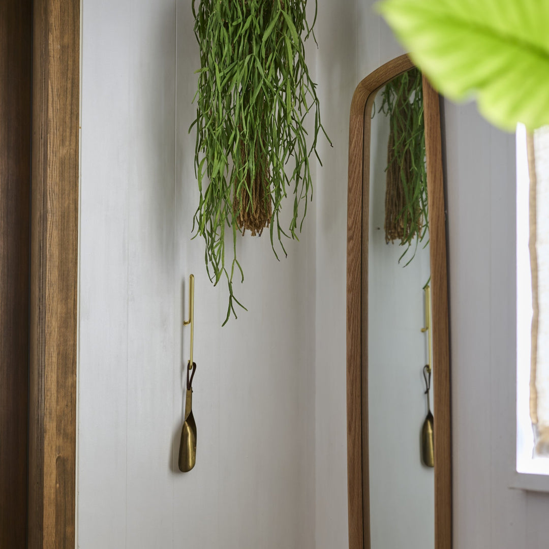 角に丸みを持たせたオーク材のフレームが、シンプルであたたかな温度を添えます。