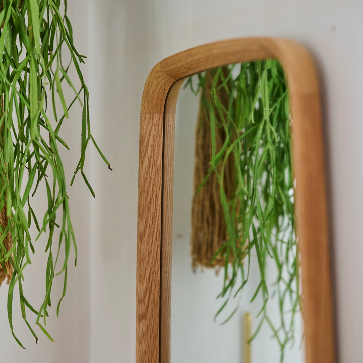 オーク材の穏やかな木目と落ち着いた木色は、ナチュラルな空間に馴染みます。