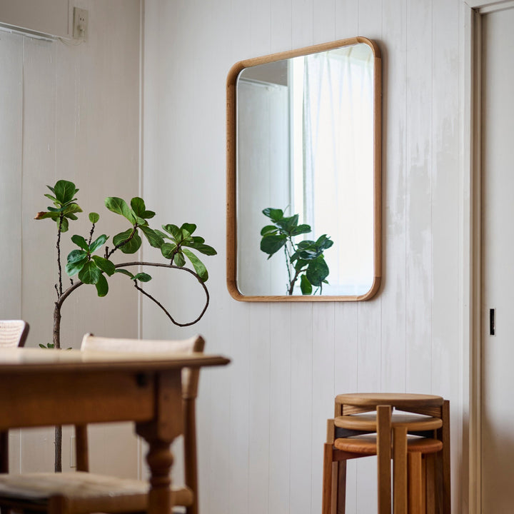 Sサイズは幅70×高さ90cm。玄関、洗面、リビングなど、さまざまなシーンで活躍します。