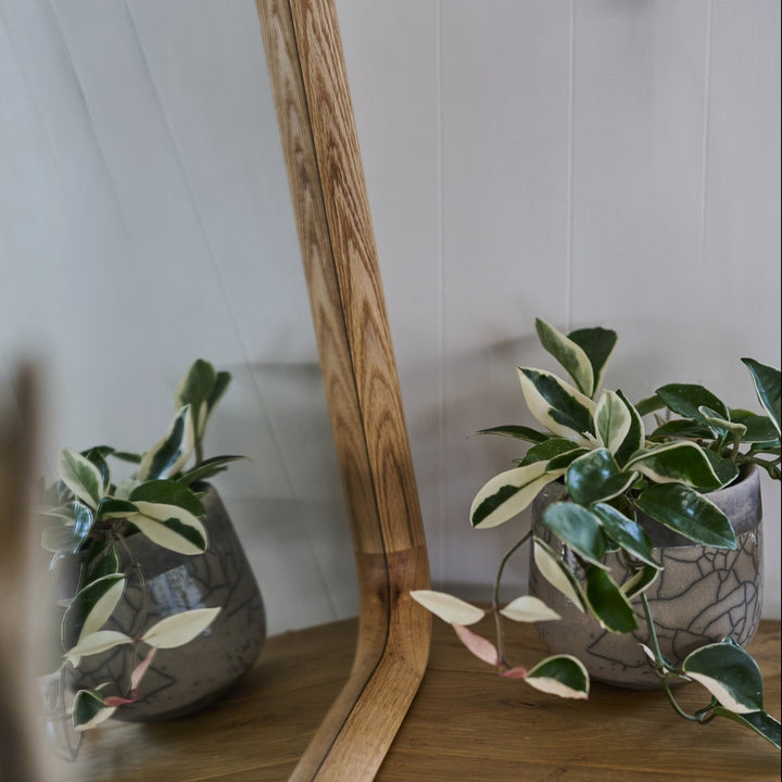 オーク材の木目を活かしたワニス仕上げで、経年変化も楽しめます。