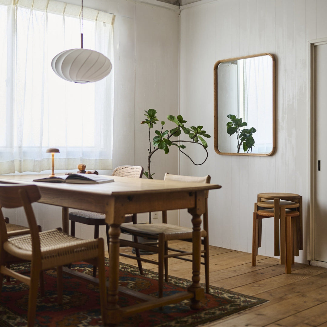 暮らしに馴染む、シンプルなオーク材のスクエアミラーです。