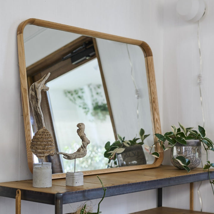 縦・横どちらの向きでも、立てかけても使える汎用性が魅力。