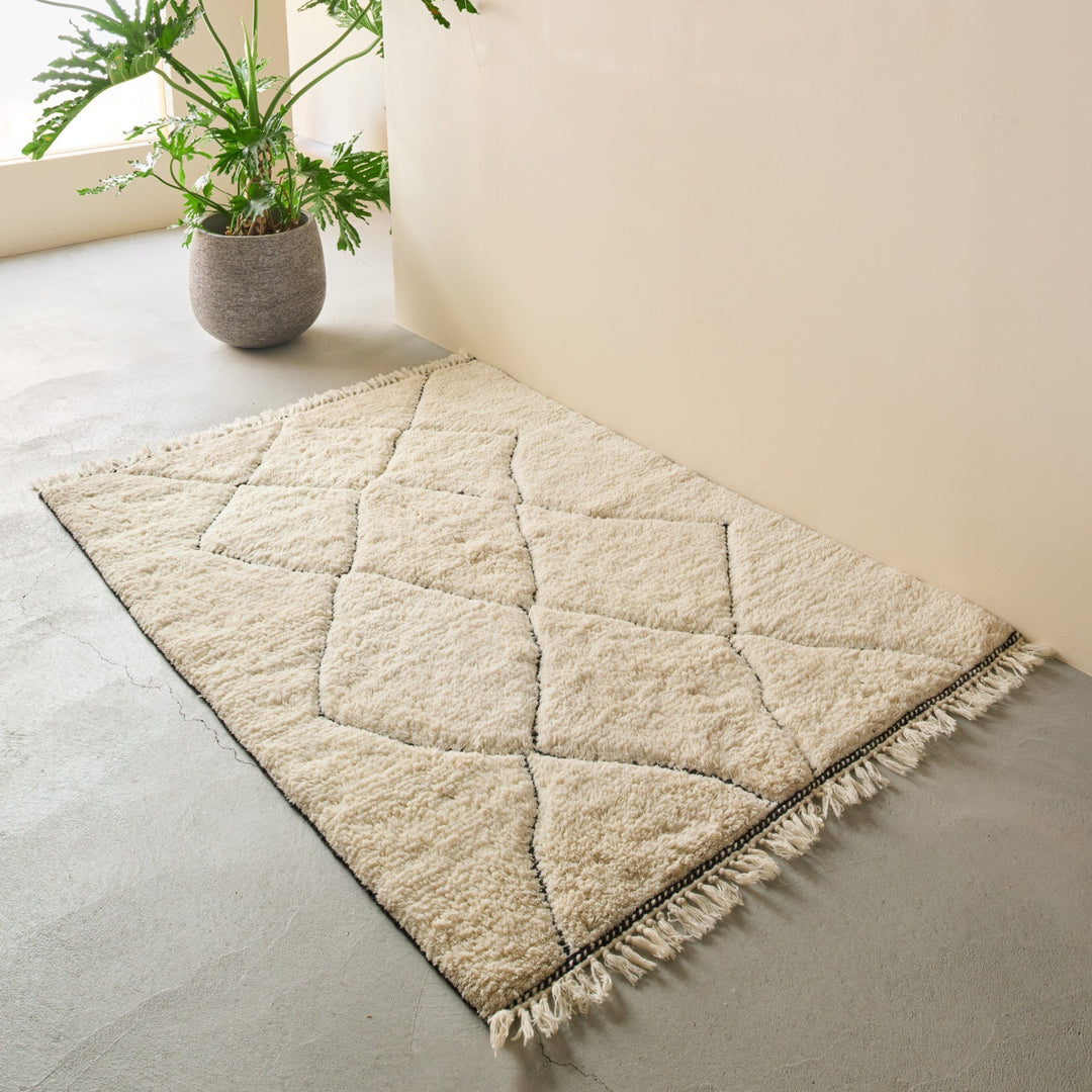 サイズは140×200cm。ソファ前に取り入れやすいサイズです。