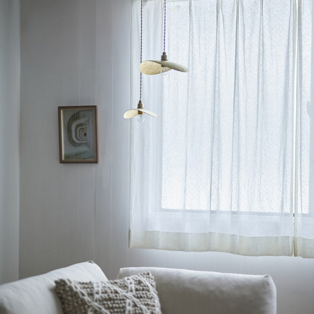 ホワイトのコードがすっきりと伸び、シェードの存在感を引き立てます。