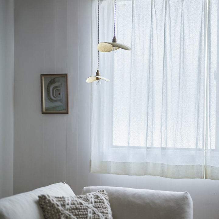 ホワイトのコードがすっきりと伸び、シェードの存在感を引き立てます。