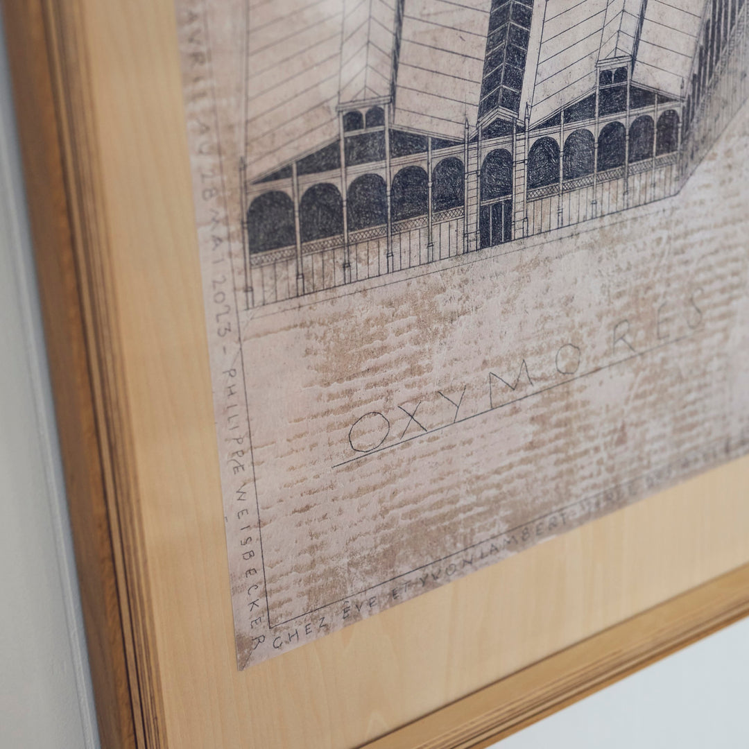 古い紙のような風合いに、静かなリズムで描かれた建物の線画が映える一枚です。