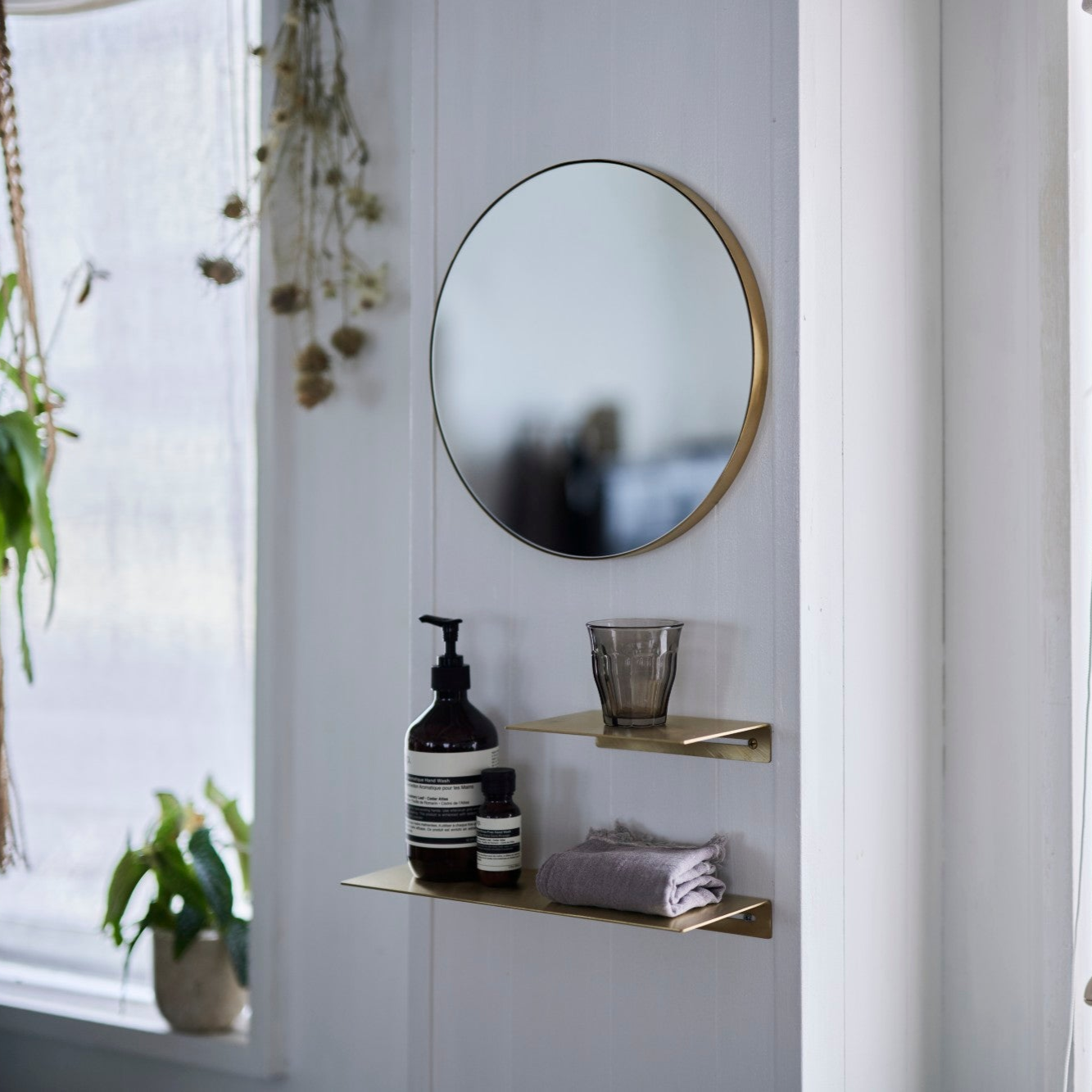 ものの置き場所を作りながら、空間に上質なアクセントを加えてくれるアイテムです。