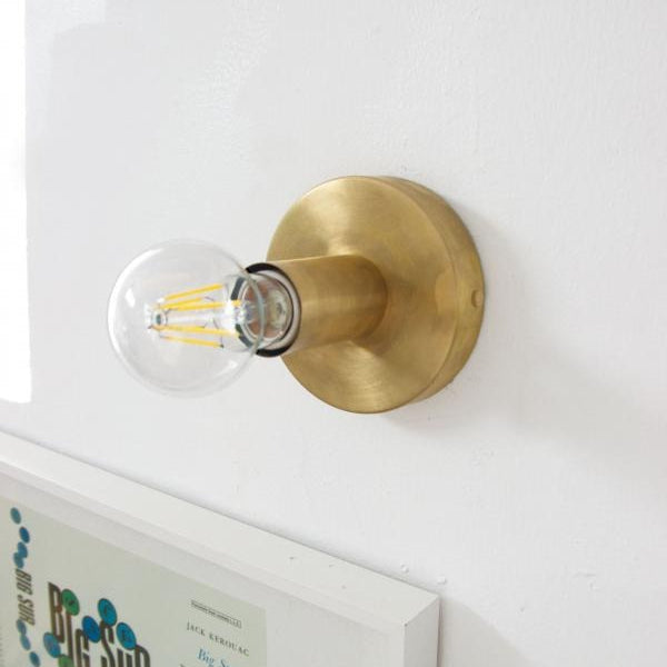 新品の明るい金色から、年月を経たアンティークの艶まで、表情の移ろいを楽しめます。