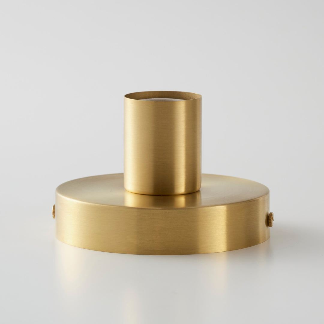 直径12cmのベースに、真鍮のソケット部分が立ち上がったデザイン。
