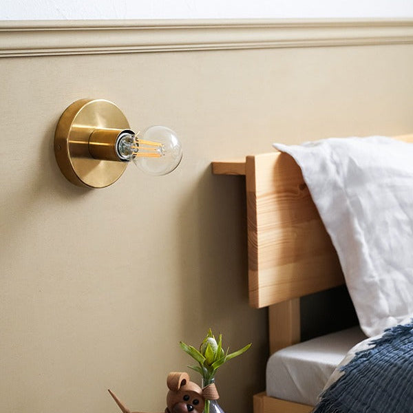 シンプルな壁付け照明。磨き上げられた真鍮の質感をそのまま生かしました。