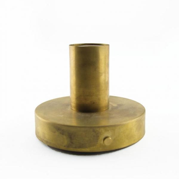 直径12cmのベースに、真鍮のソケット部分が立ち上がったデザイン。