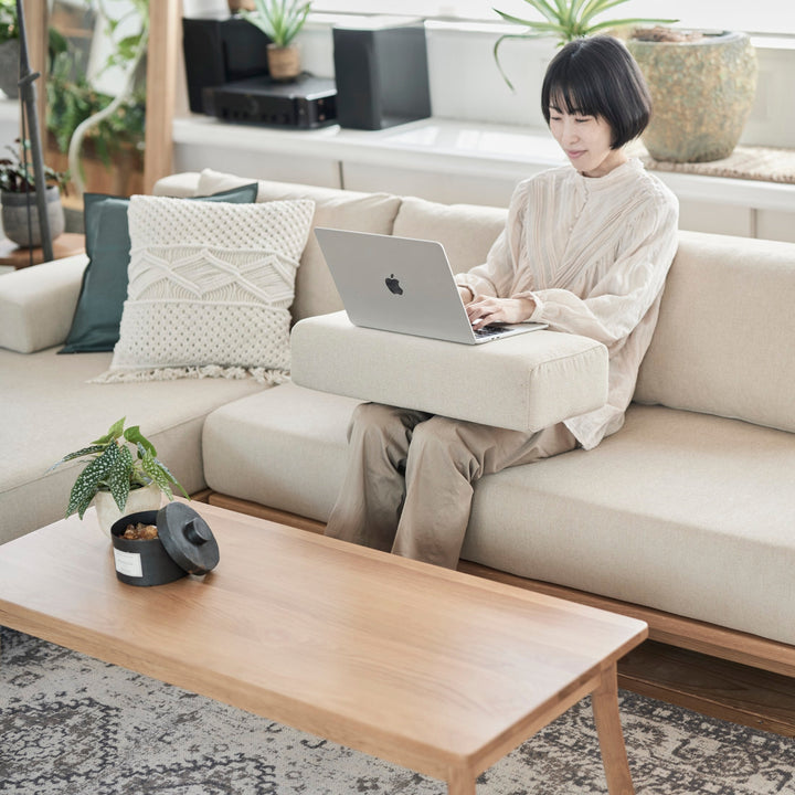 肘クッションはしっかりとした硬さなので、ノートPCも安定して使えます。