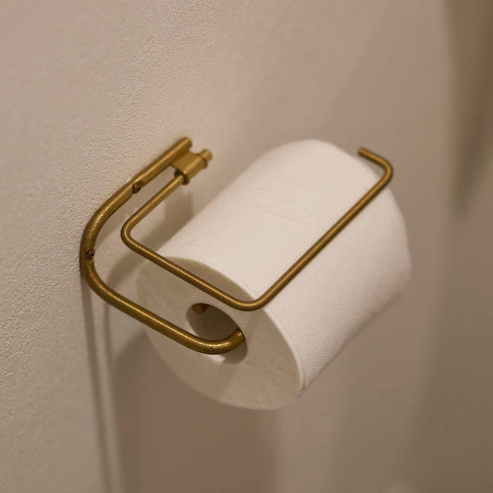 一筆書きのような流れるフォルムで、シンプルさと機能美を兼ね備えたデザイン。