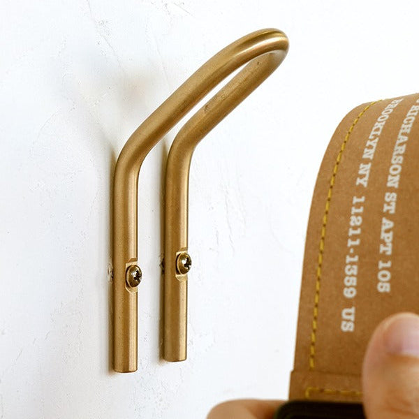 U字型が、衣類などを一点で突き刺さず、優しく受け止める構造です。