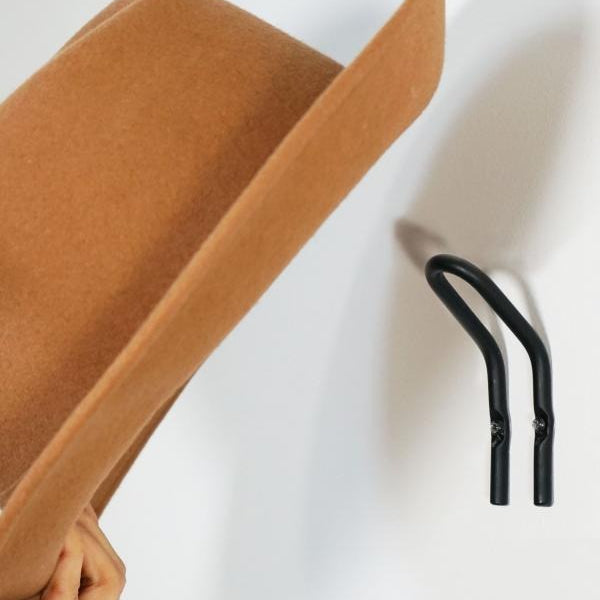 壁から立ち上がるU字のフォルム。空間に清々しさと機能美をもたらすデザインです。