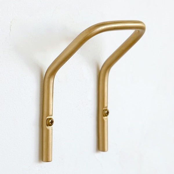 カラー：Brass。真鍮は毎日触れるたびに色が深まり、穏やかなアンティークゴールドへ。