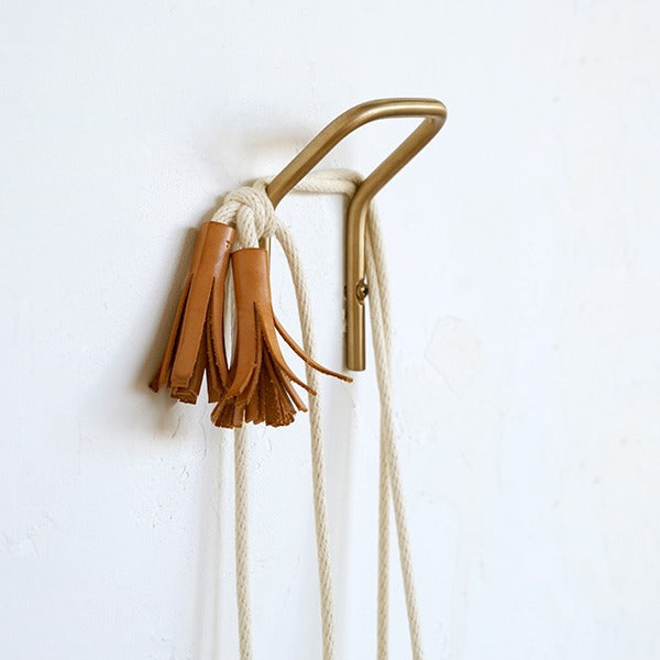 壁から立ち上がるU字のフォルム。シンプルながら美しいラインのフックです。