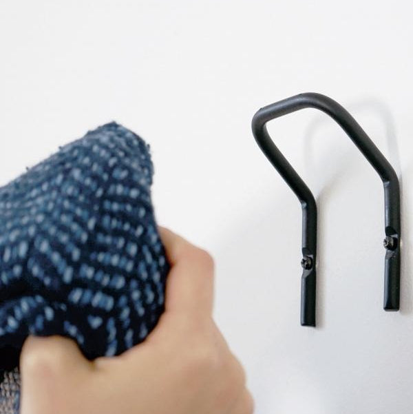 幅広のU字型で、衣類を一点で突き刺さず、優しく受け止めます。