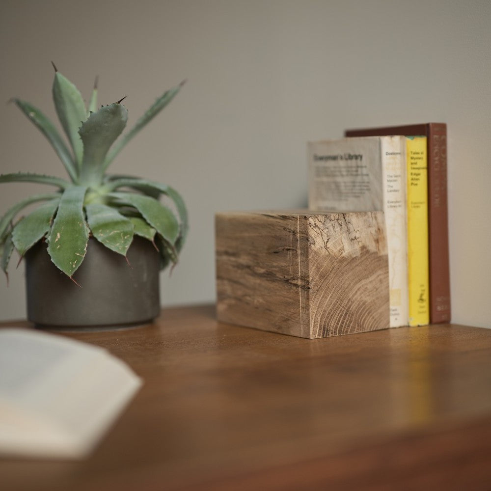 木の表情を楽しみながらも、本をしっかりと支える機能も備えています。
