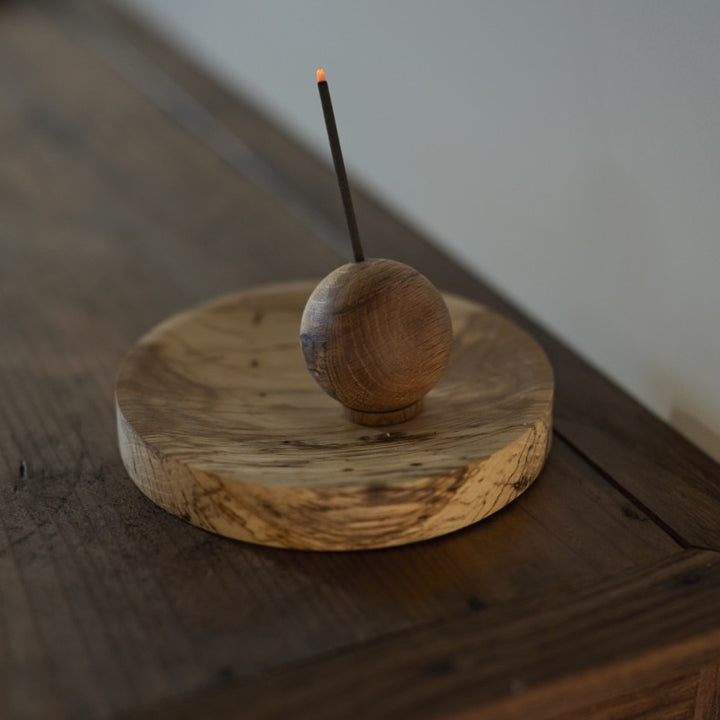 小物置きや香りの受け皿としても相性抜群です。