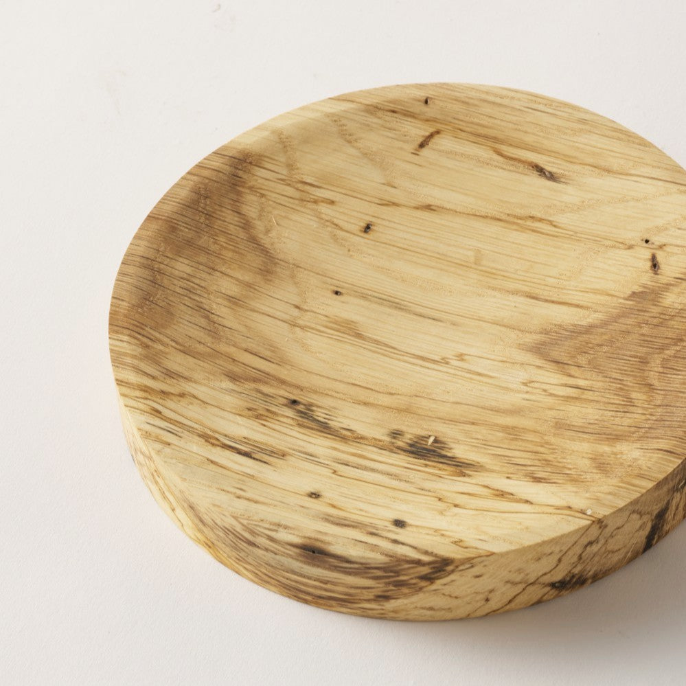 まっすぐな「すとん」は、木の力強さを感じる形状に。