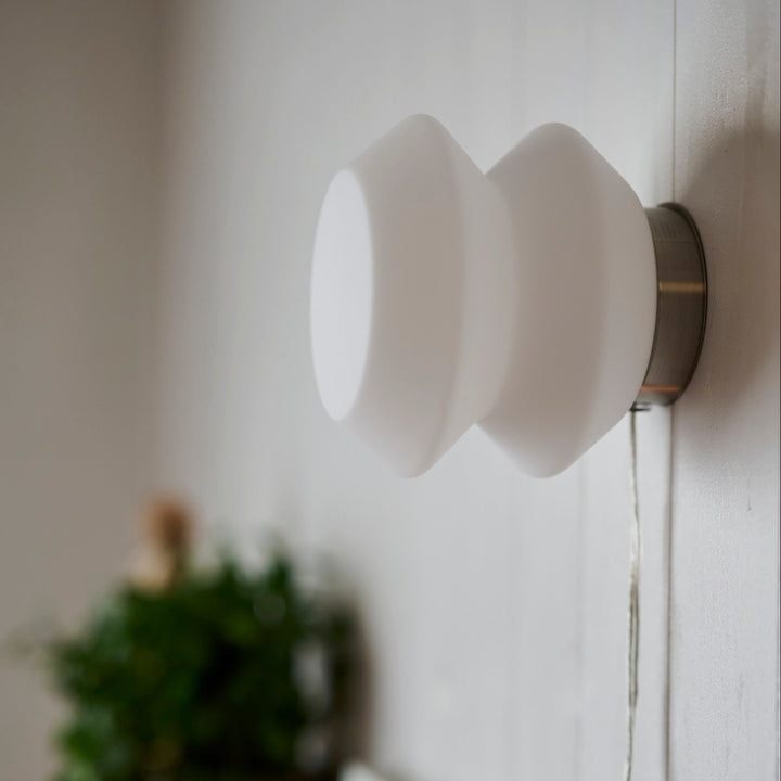 壁にも、デスクにも。2WAY仕様のブラケットライト Ruutu（ルートゥ）。