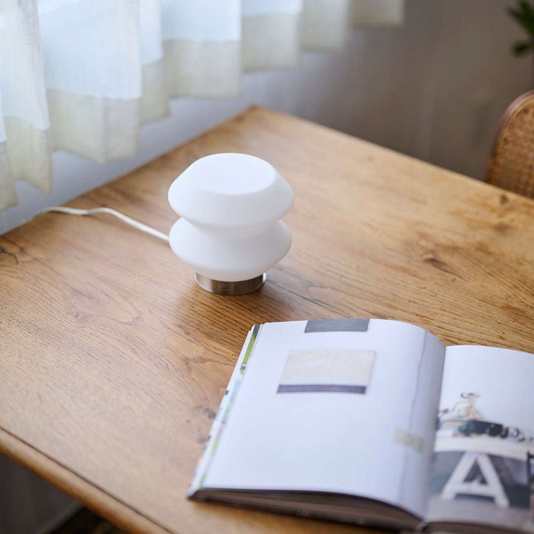 幾何学的なフォルムのフロストガラス。点灯時も消灯時も美しい。