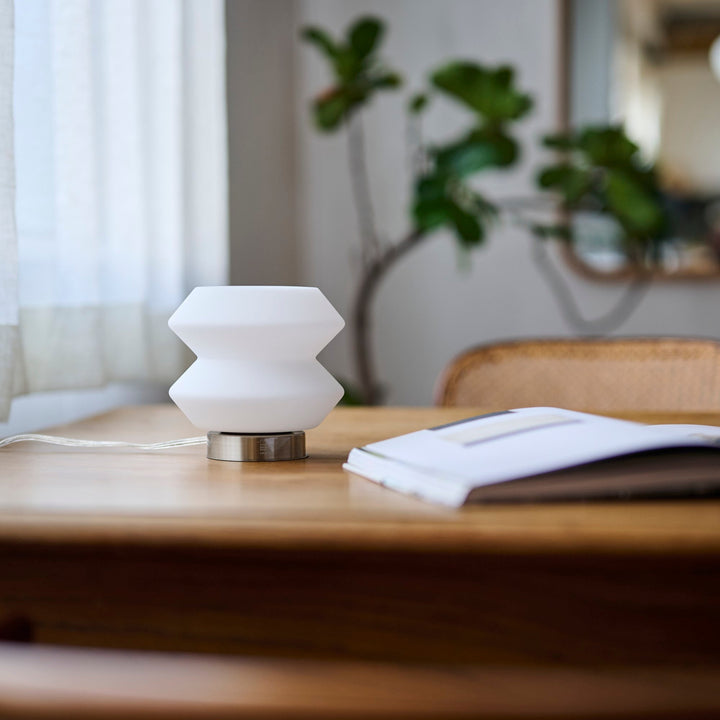 スチールとアルミのベース。シンプルに仕上げて、ガラスの美しさを引き立てます。